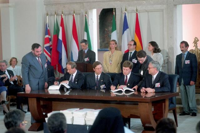 Suomen jäsenyyssopimuksen allekirjoitustilaisuus Korfulla 1994